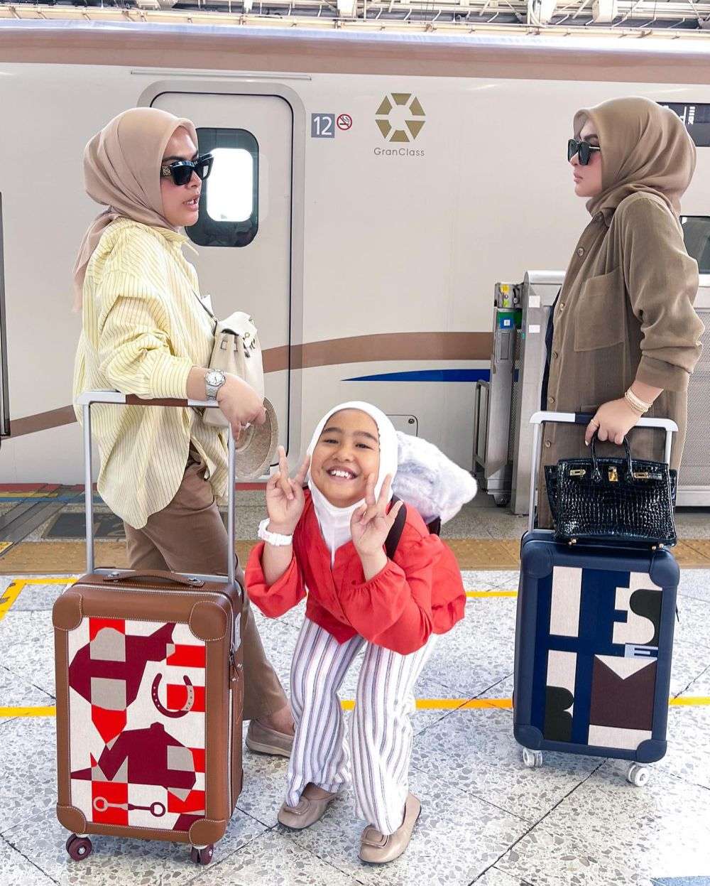 Ajak Nongkrong Aisyahrani di Jepang, Syahrini Pakai Gelang Rp2 Miliar 