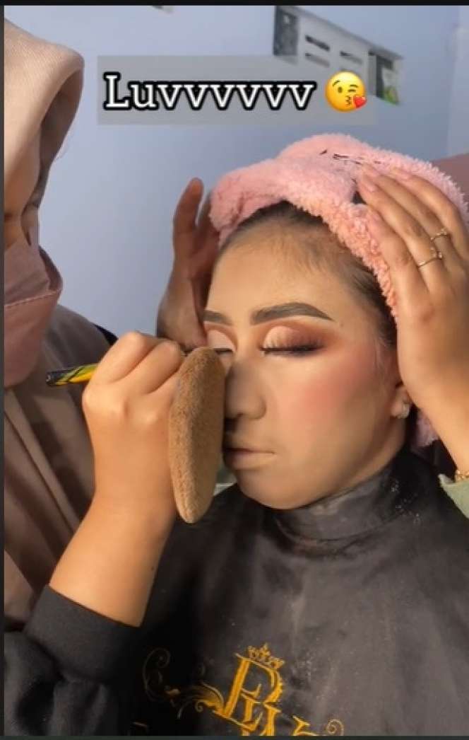 Momen Pengantin Tidur Pulas Selama Dimakeup Ini Bikin MUA Bingung, Auto Keluarkan Skill Khusus