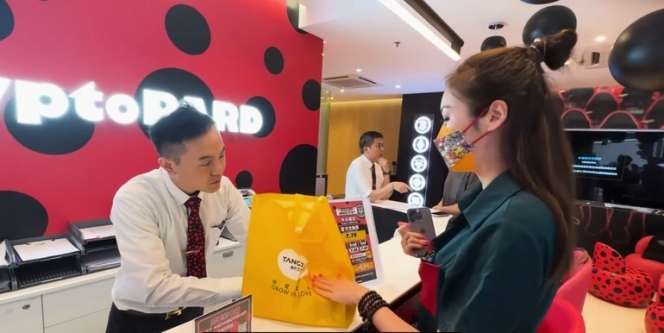 Viral Artis Cantik Setor Uang Rp3,8 Miliar Pakai Kantong Belanja, Ini Potretnya Bikin Heboh