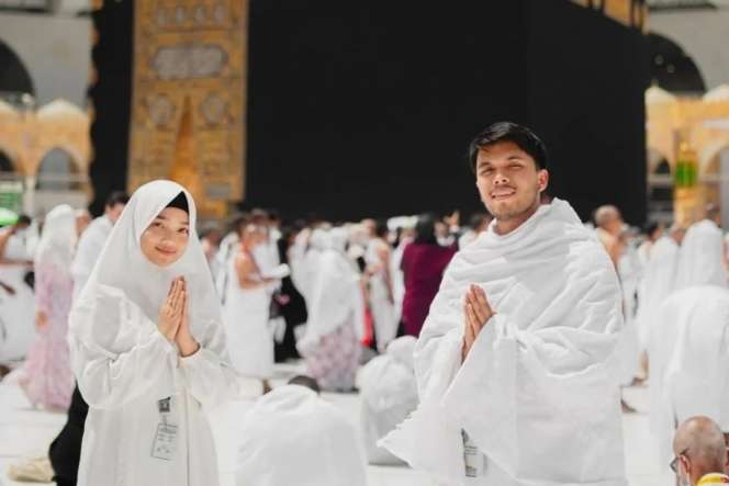 8 Potret Artis ke Tanah Suci Bareng Pacar, Fuji dan Thariq Halilintar Didoakan Berjodoh!