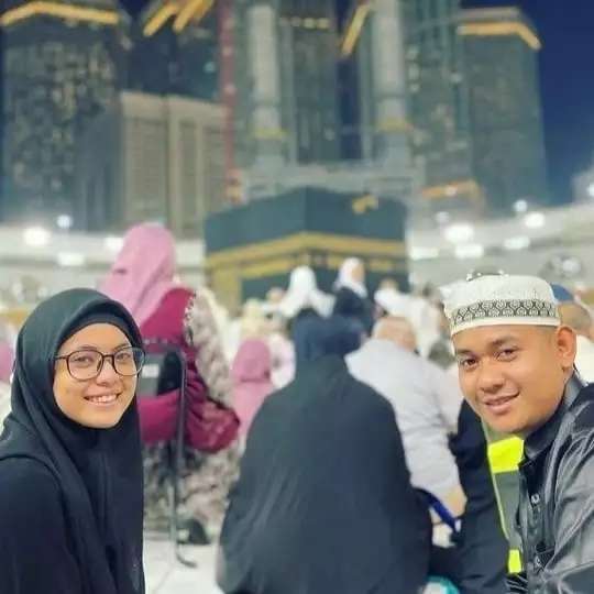 8 Potret Artis ke Tanah Suci Bareng Pacar, Fuji dan Thariq Halilintar Didoakan Berjodoh!