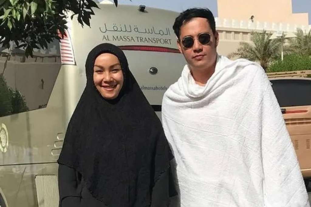 8 Potret Artis ke Tanah Suci Bareng Pacar, Fuji dan Thariq Halilintar Didoakan Berjodoh!