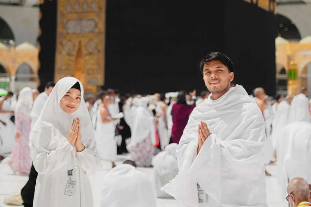 8 Potret Artis ke Tanah Suci Bareng Pacar, Fuji dan Thariq Halilintar Didoakan Berjodoh!