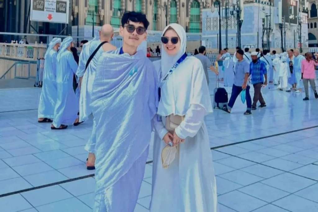 8 Potret Artis ke Tanah Suci Bareng Pacar, Fuji dan Thariq Halilintar Didoakan Berjodoh!