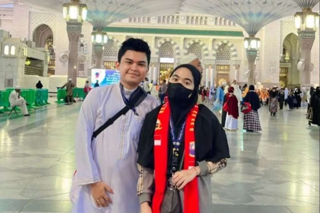 8 Potret Artis ke Tanah Suci Bareng Pacar, Fuji dan Thariq Halilintar Didoakan Berjodoh!
