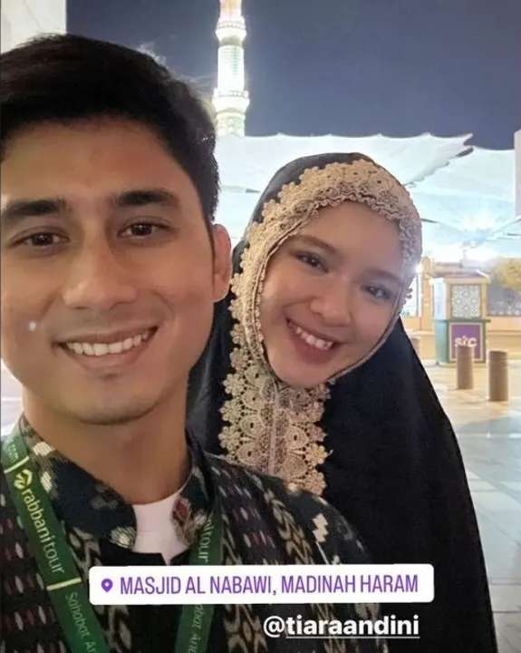 8 Potret Artis ke Tanah Suci Bareng Pacar, Fuji dan Thariq Halilintar Didoakan Berjodoh!