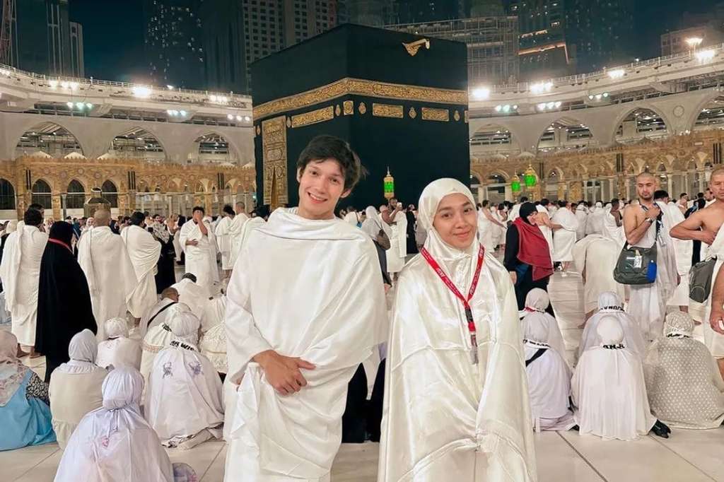 8 Potret Artis ke Tanah Suci Bareng Pacar, Fuji dan Thariq Halilintar Didoakan Berjodoh!