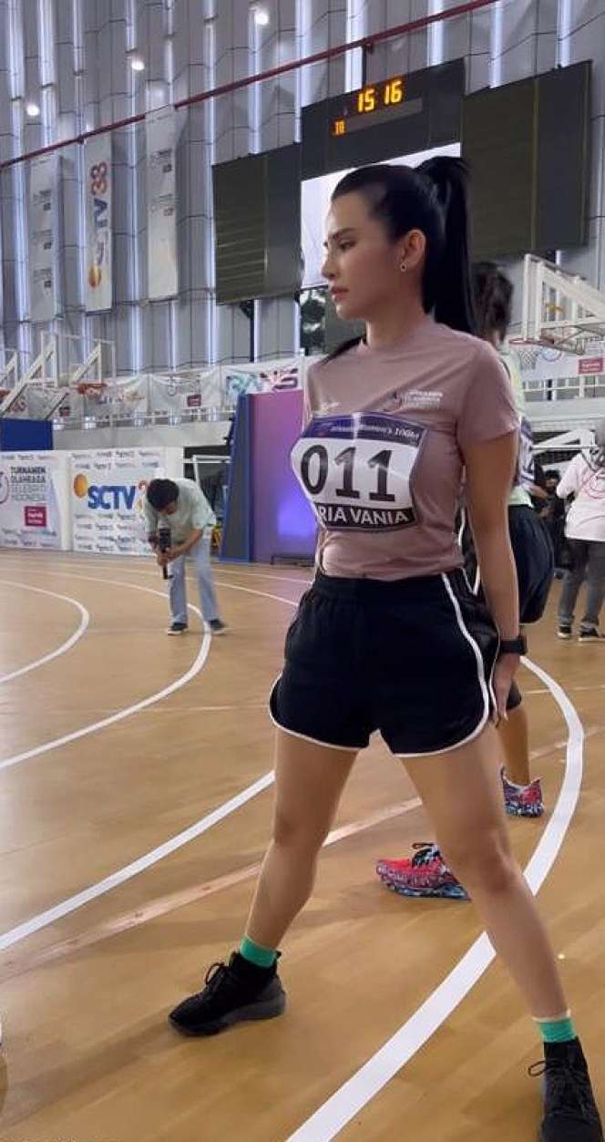 Gaya Maria Vania saat Ikutan Lomba Lari, Malah Bikin Salfok, Sempat Terjatuh...