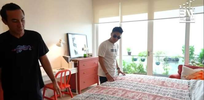 Kaget Ada Sekolah yang Dukung LGBT, Ini Potret Rumah Daniel Mananta yang Berkonsep Industrial, Keren Banget!