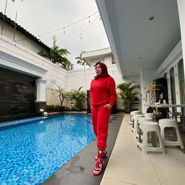 Dulu Tinggal di Rumah Pinggir Kali Beratap Seng, Kini Jadi Penyanyi Top Tanah Air, Penampilan Terbarunya Bikin Pangling