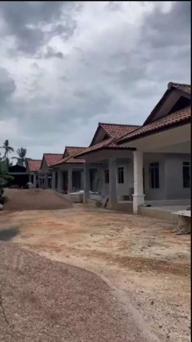 Tak Ingin Tinggal Jauh Dari Anaknya, Sang Ayah Rela Bangun Empat Rumah Mewah Sekaligus hingga Siap Dihuni