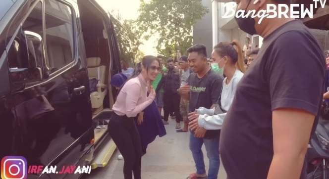Potret Dewi Perssik Kunjungi Rumah Mbak Putri Mantan Model Dewasa yang Lagi Viral