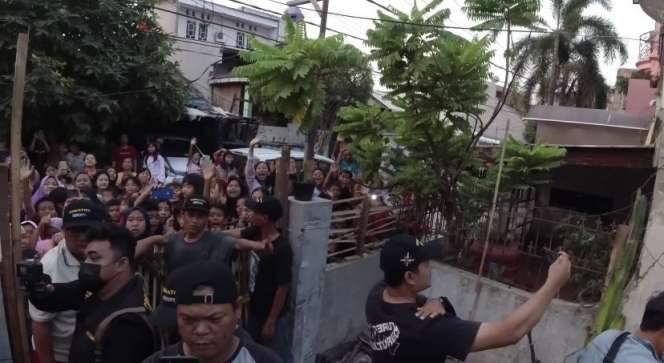 Potret Dewi Perssik Kunjungi Rumah Mbak Putri Mantan Model Dewasa yang Lagi Viral