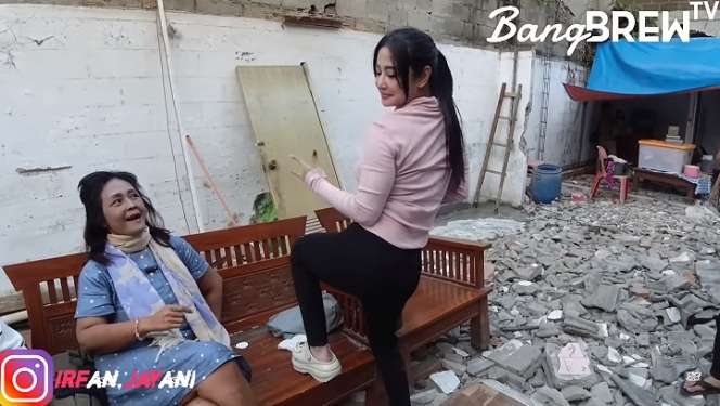 Potret Dewi Perssik Kunjungi Rumah Mbak Putri Mantan Model Dewasa yang Lagi Viral