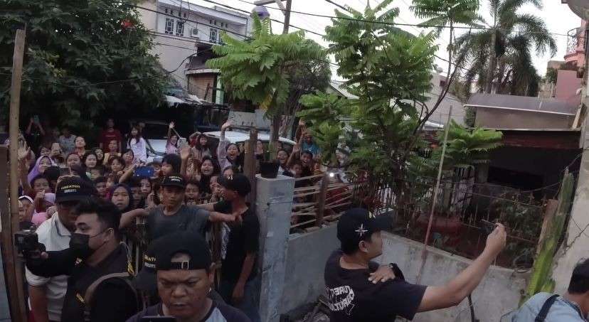 Potret Dewi Perssik Kunjungi Rumah Mbak Putri Mantan Model Dewasa yang Lagi Viral