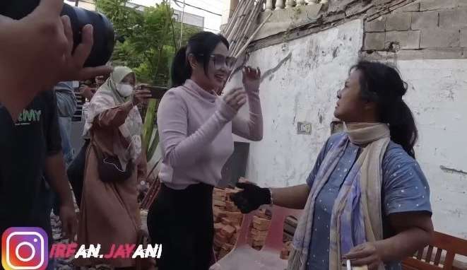Potret Dewi Perssik Kunjungi Rumah Mbak Putri Mantan Model Dewasa yang Lagi Viral