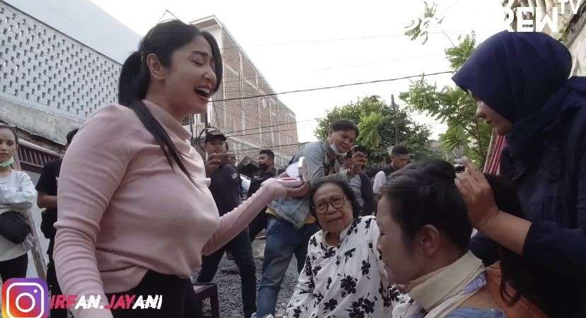 Potret Dewi Perssik Kunjungi Rumah Mbak Putri Mantan Model Dewasa yang Lagi Viral