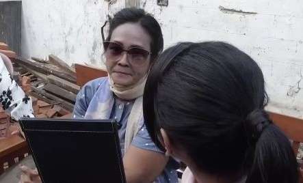 Potret Dewi Perssik Kunjungi Rumah Mbak Putri Mantan Model Dewasa yang Lagi Viral