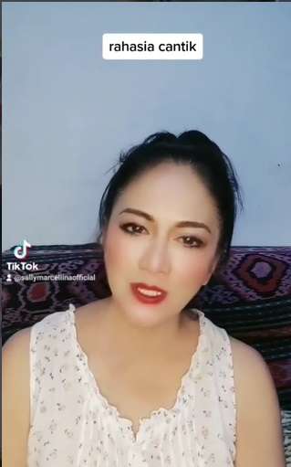 Potret Rumah Sally Marcellina, Artis Cantik di Film Warkop DKI yang Kini Jualan Baju di Pinggir Jalan, Pernah Tertipu Investasi Bodong