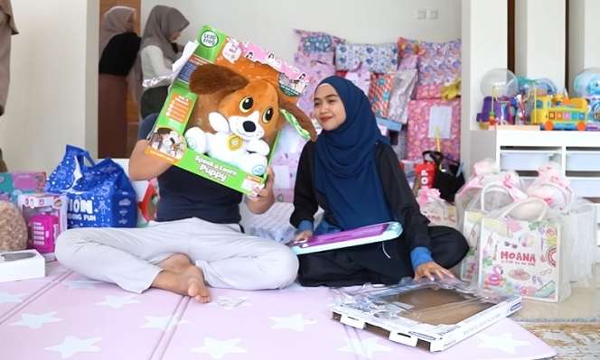 Potret Ria Ricis Buka Kado Ulang Tahun Moana, Punya Ashanty Paling Mewah! 
