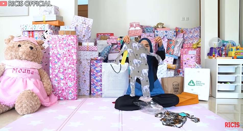 Potret Ria Ricis Buka Kado Ulang Tahun Moana, Punya Ashanty Paling Mewah! 