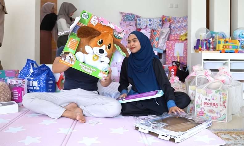 Potret Ria Ricis Buka Kado Ulang Tahun Moana, Punya Ashanty Paling Mewah! 
