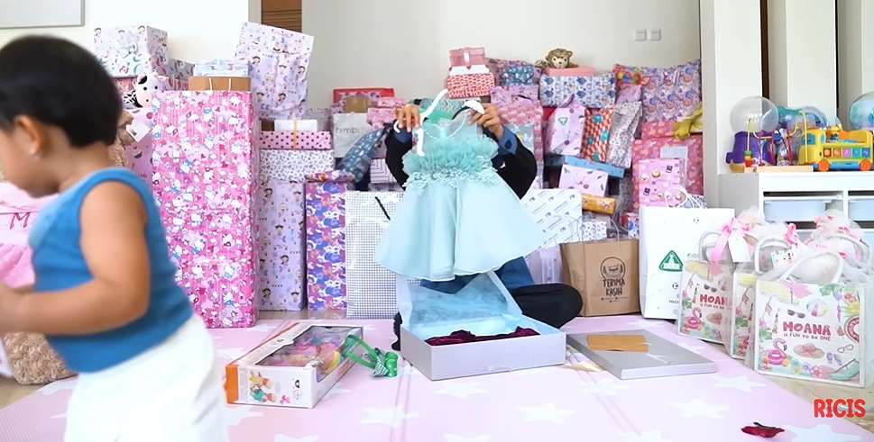 Potret Ria Ricis Buka Kado Ulang Tahun Moana, Punya Ashanty Paling Mewah! 