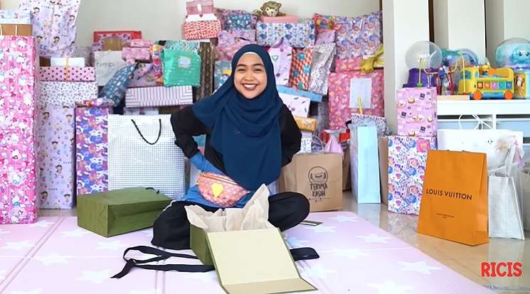 Potret Ria Ricis Buka Kado Ulang Tahun Moana, Punya Ashanty Paling Mewah! 