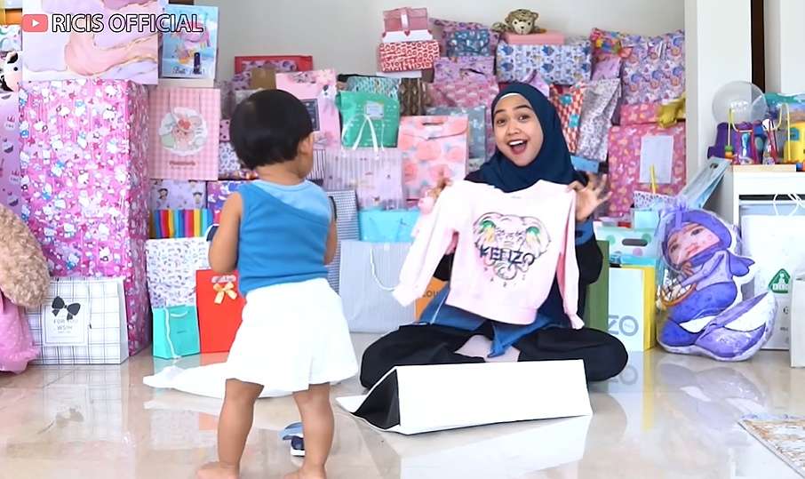 Potret Ria Ricis Buka Kado Ulang Tahun Moana, Punya Ashanty Paling Mewah! 