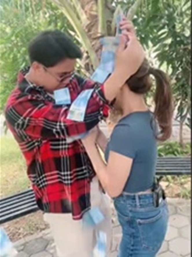 6 Potret Chandrika Chika Disawer Uang oleh Billy Syahputra, 'Kayak Bukan Akting'