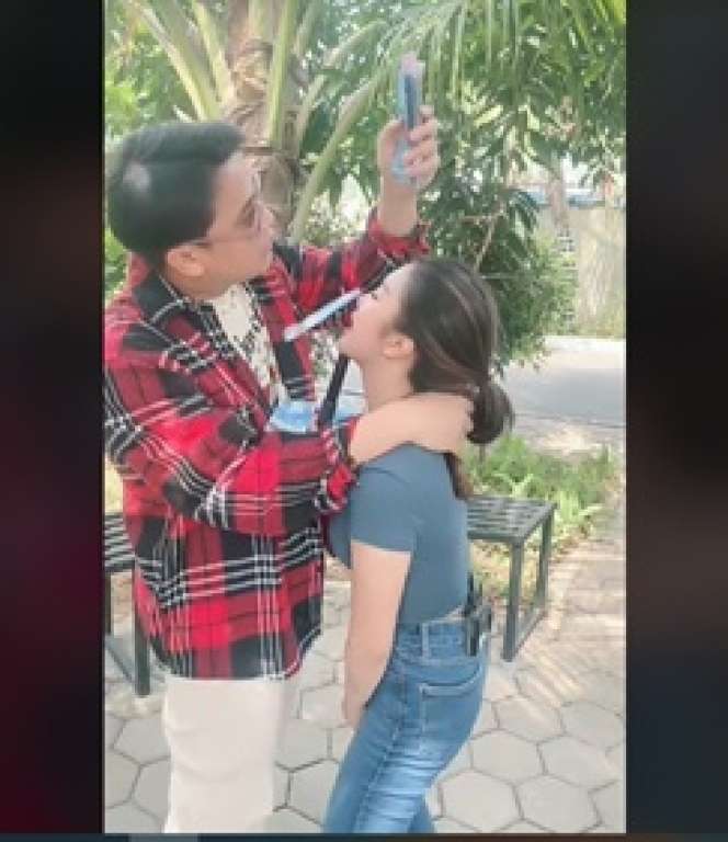 6 Potret Chandrika Chika Disawer Uang oleh Billy Syahputra, 'Kayak Bukan Akting'