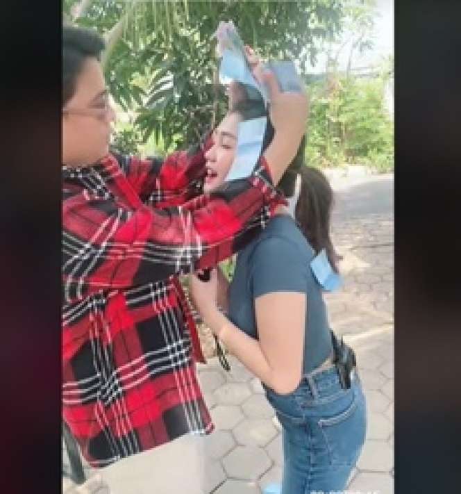 6 Potret Chandrika Chika Disawer Uang oleh Billy Syahputra, 'Kayak Bukan Akting'
