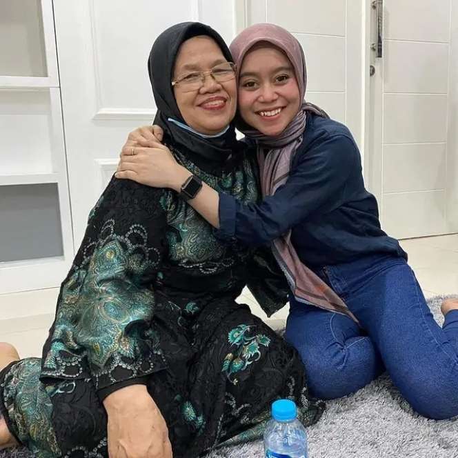Bukti Kedekatan Artis dan Ibu Mertua, Rio Dewanto Paling Disorot