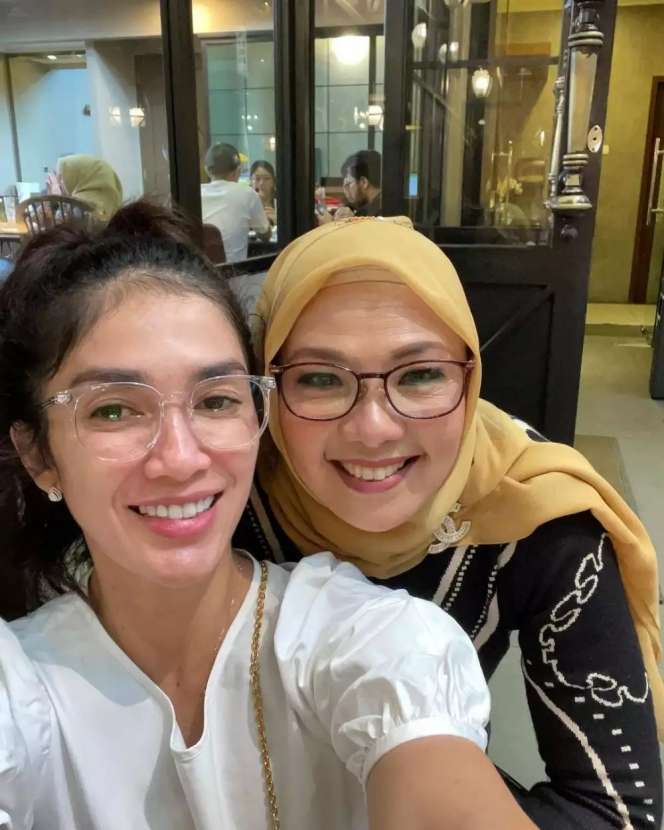 Bukti Kedekatan Artis dan Ibu Mertua, Rio Dewanto Paling Disorot
