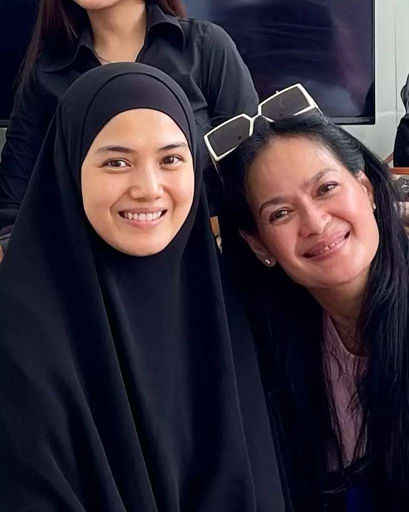 Bukti Kedekatan Artis dan Ibu Mertua, Rio Dewanto Paling Disorot