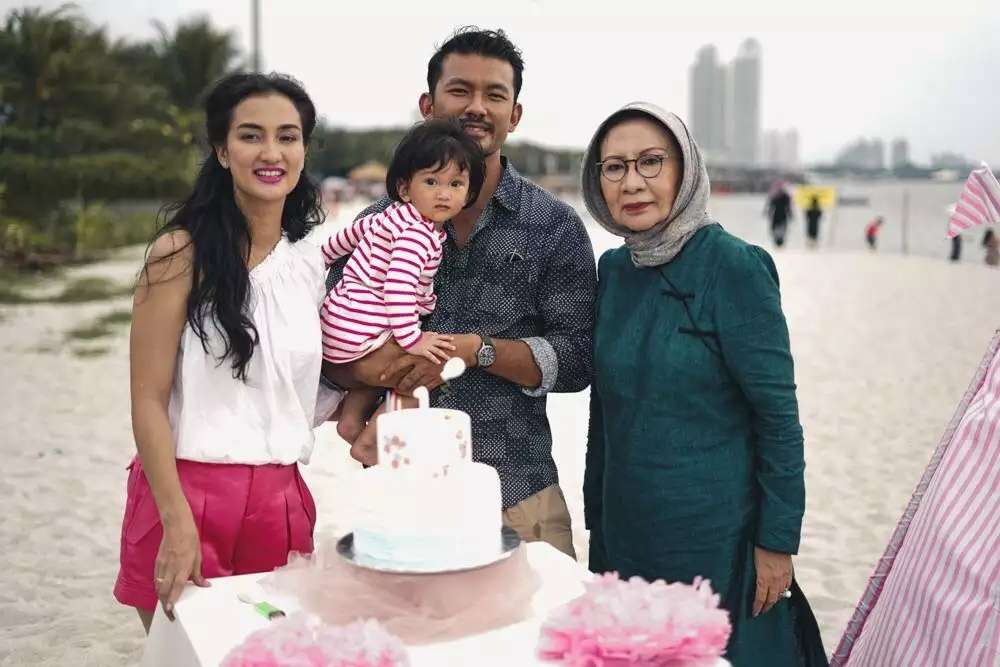 Bukti Kedekatan Artis dan Ibu Mertua, Rio Dewanto Paling Disorot