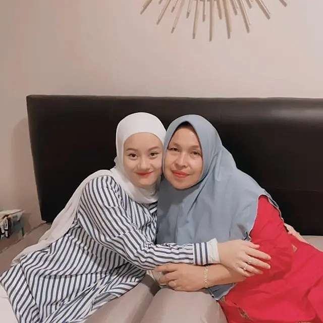 Bukti Kedekatan Artis dan Ibu Mertua, Rio Dewanto Paling Disorot