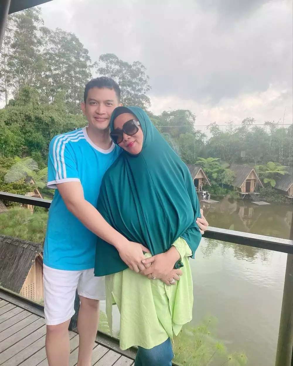 Bukti Kedekatan Artis dan Ibu Mertua, Rio Dewanto Paling Disorot