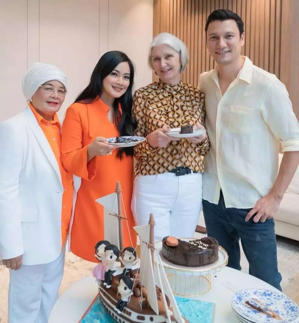Bukti Kedekatan Artis dan Ibu Mertua, Rio Dewanto Paling Disorot