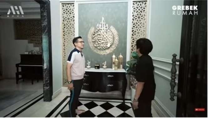 Potret Rumah Mewah Arie Untung dengan Desain Klasik Modern, Elegan dan Cozy Banget!