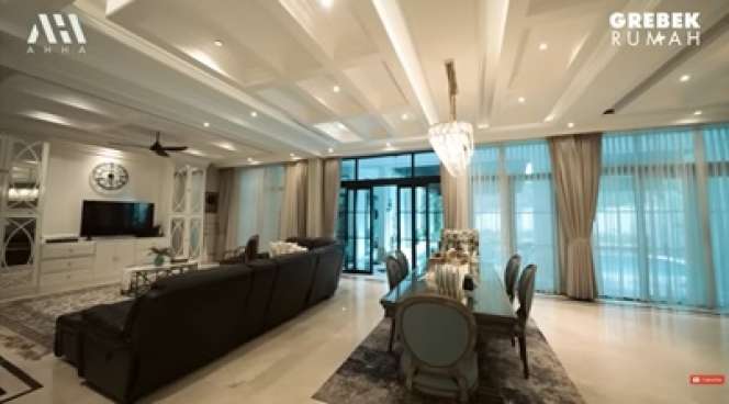 Potret Rumah Mewah Arie Untung dengan Desain Klasik Modern, Elegan dan Cozy Banget!