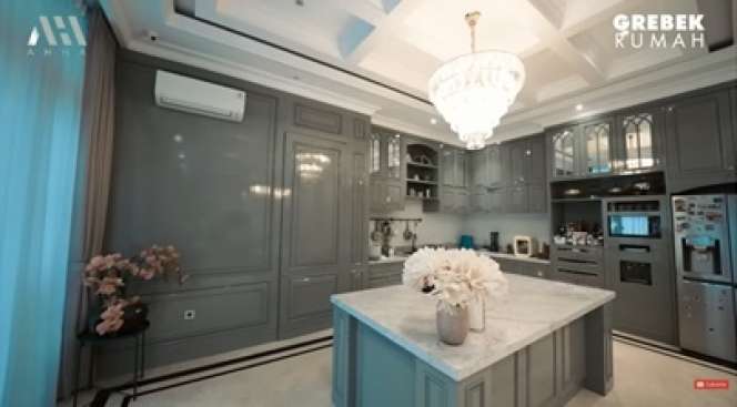 Potret Rumah Mewah Arie Untung dengan Desain Klasik Modern, Elegan dan Cozy Banget!