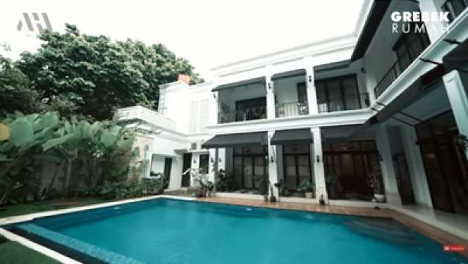 Potret Rumah Mewah Arie Untung dengan Desain Klasik Modern, Elegan dan Cozy Banget!