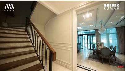 Potret Rumah Mewah Arie Untung dengan Desain Klasik Modern, Elegan dan Cozy Banget!
