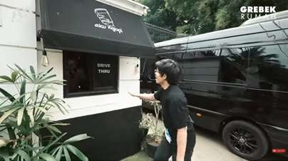 Potret Rumah Mewah Arie Untung dengan Desain Klasik Modern, Elegan dan Cozy Banget!