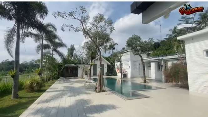 Dijuluki 'Rumah Putih' Inilah Potret Hunian Andy F Noya Ayah Marlo Ernesto, Vibesnya Bikin Betah!