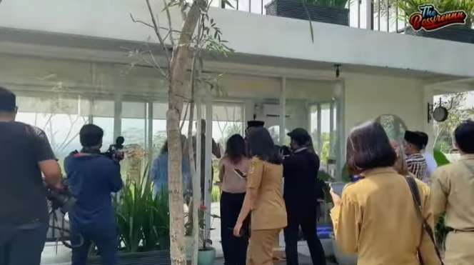 Dijuluki 'Rumah Putih' Inilah Potret Hunian Andy F Noya Ayah Marlo Ernesto, Vibesnya Bikin Betah!