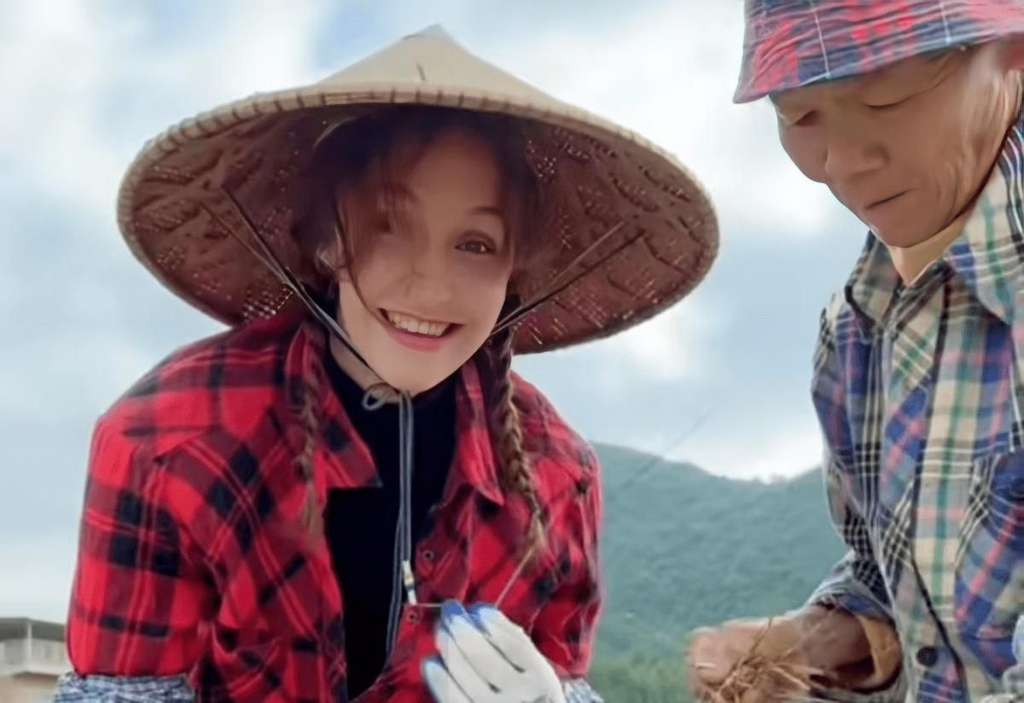 Kisah Viral Bule Italia Dinikahi Anak Petani, Rela Tinggal di Desa dan Ikut Bajak Sawah Hingga Naik Traktor, Penampilannya Curi Perhatian!