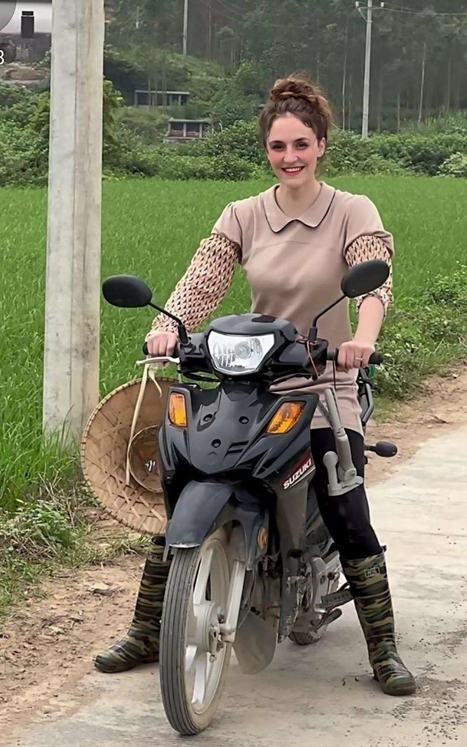 Kisah Viral Bule Italia Dinikahi Anak Petani, Rela Tinggal di Desa dan Ikut Bajak Sawah Hingga Naik Traktor, Penampilannya Curi Perhatian!