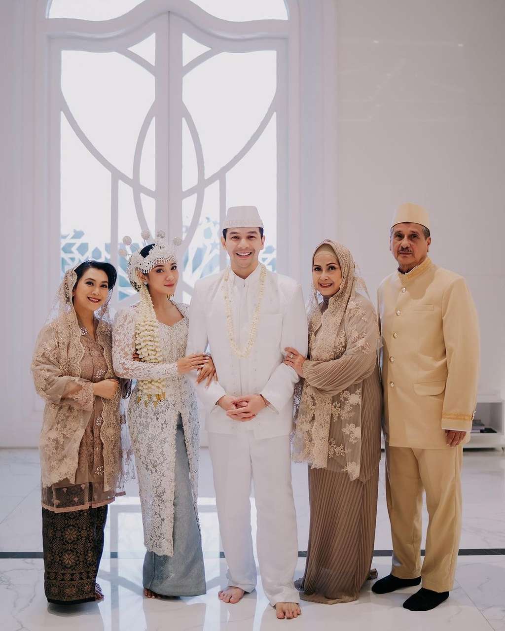 8 Potret Pasangan Menikah di Sinetron, Dinda Kirana Anggun Banget Pakai Adat Sunda, Kayak Beneran!